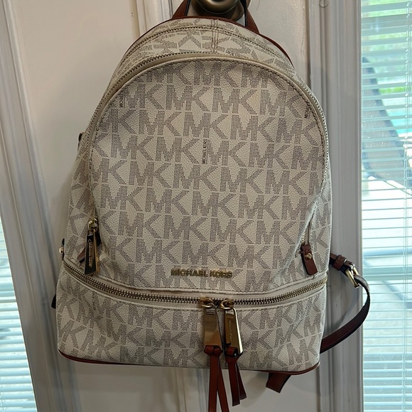 Like New with Tags MICHAEL MICHAEL KORS
Rhea Medium Logo backpack - Picture 1 of 9
